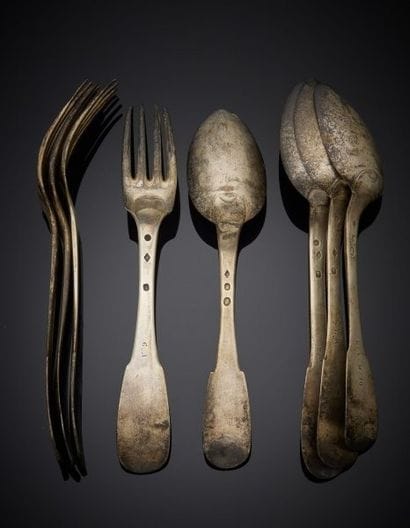 Lot including:
Two table spoons, two dessert...