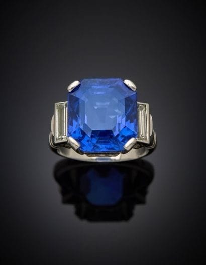 A 900‰ platinum ring, set with a rectangular-cut,...