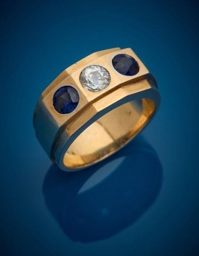 Chevalière in 18K yellow gold 750‰ with sides,...