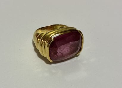 Chevalière in 18K yellow gold 750‰, set with...