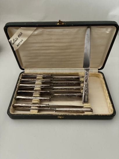 Twelve cheese knives, steel blades, 1st title...
