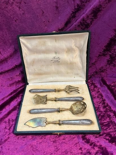Hors d'oeuvre service in gilded metal with...