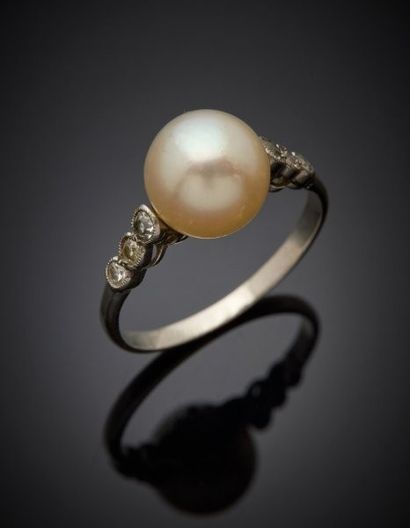Platinum ring 850‰, set with a cultured pearl,...