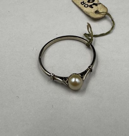 Silver-plated metal ring set with a cultured...