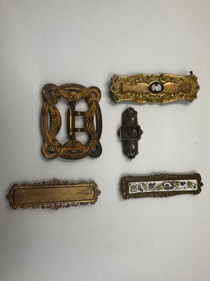 Lot of five metal shoe buckles, belt buckles...