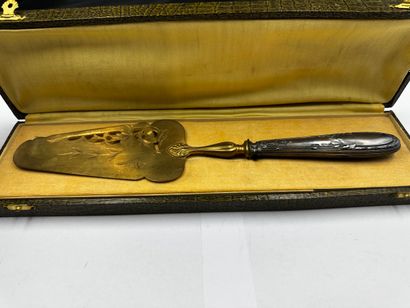 PIE SHELF with silver handle decorated with...
