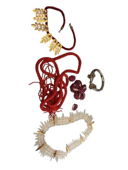 LOT OF COSTUME JEWELRY
including: rock crystal...