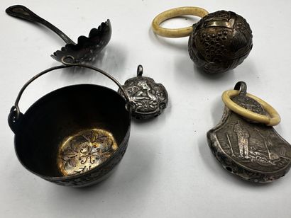 Set comprising: silver rattles, small sprinkling...