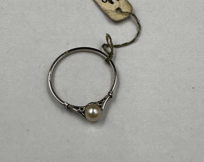 Silver-plated metal ring set with a cultured...