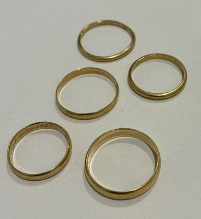 Lot comprising FIVE 18K (750 thousandths)...