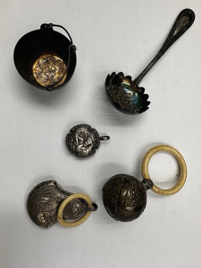 Set comprising: silver rattles, small sprinkling...