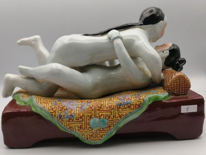 CHINA, circa 1960.
Erotic scene in polychrome...