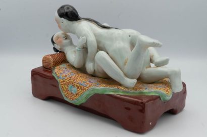 CHINA, circa 1960.
Erotic scene in polychrome...
