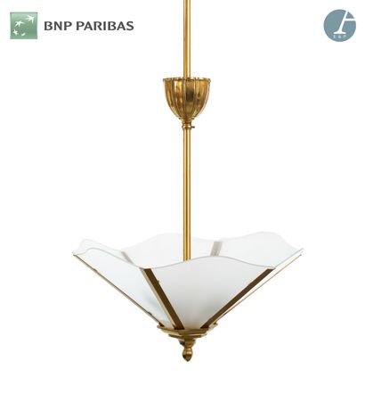Lot including :
a pair of chandeliers, the...