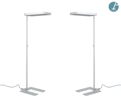 WALDMANN
Paire de lampadaires en métal. Siglé.
H...