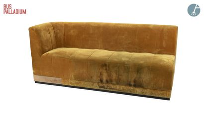 Banquette d'angle en velours jaune moutarde.

Taches...