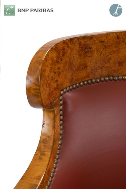 Suite de deux bergères, deux chaises et un...