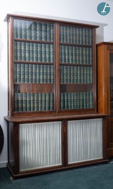 Bibliothèque vitrine à deux corps, la partie...