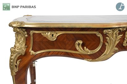 Bureau plat en satiné et bois de violette,...