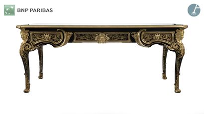 Bureau plat en marqueterie, la ceinture ouvrant...