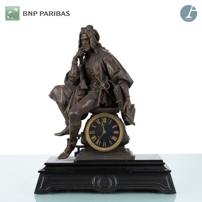 Pendule en bronze patiné représentant un...