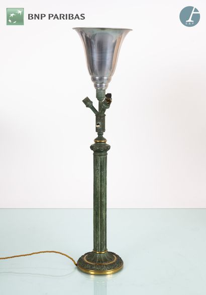 Lampe, le fût en bronze à patine verte, de...