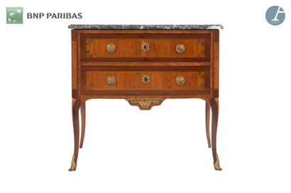 Rosewood and amaranth chest of drawers opening...