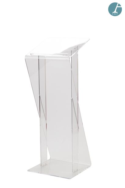Pupitre en plexiglas.
H : 127 cm. - P : 40...