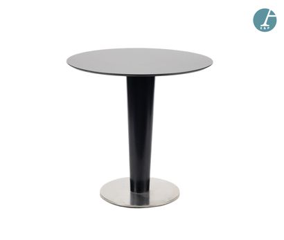 Lot de trois tables en métal laqué noir,...