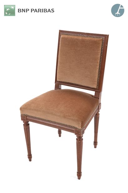 Chaise en bois naturel mouluré et sculpté....