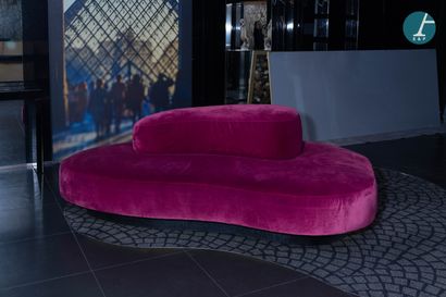 Grande banquette de réception en velours...