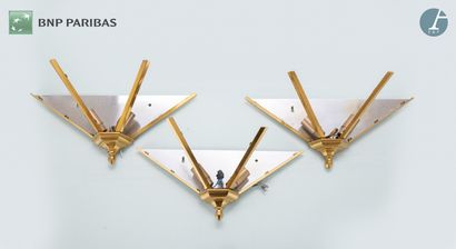 Lot including :
a pair of chandeliers, the...