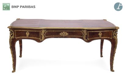 Bureau plat en marqueterie de bois de bout...