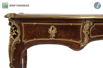 Bureau plat en marqueterie de bois de bout...