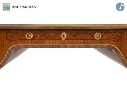 Bureau plat en marqueterie de cubes et bronze...