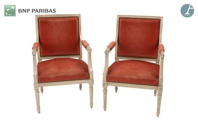 Paire de fauteuils en bois mouluré, sculpté...