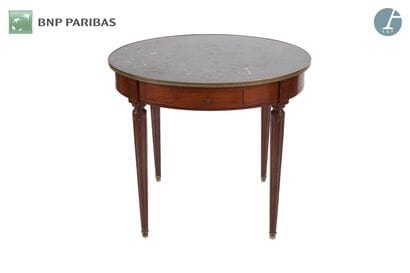 Table circulaire en acajou mouluré et sculpté,...