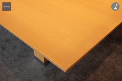 Meeting table in natural wood and veneer.

H...