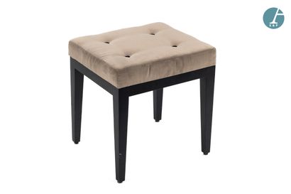 Pouf capitonné reposant sur quatre pieds...