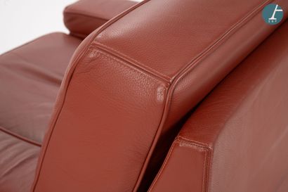 STRAFOR
Brick-red leather armchair. 
H :...