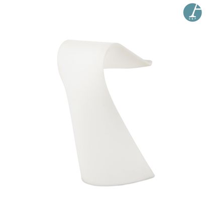 White plastic lectern.
H: 119 cm. - L : 60...