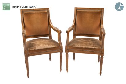 Paire de fauteuils en bois naturel mouluré...
