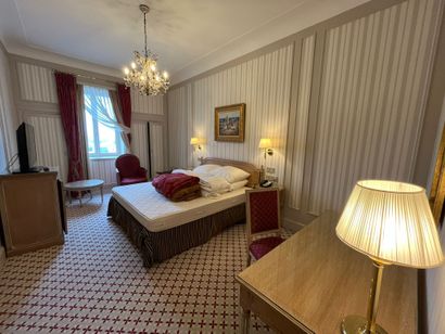 En provenance de l'Hôtel Métropole (Bruxelles)...