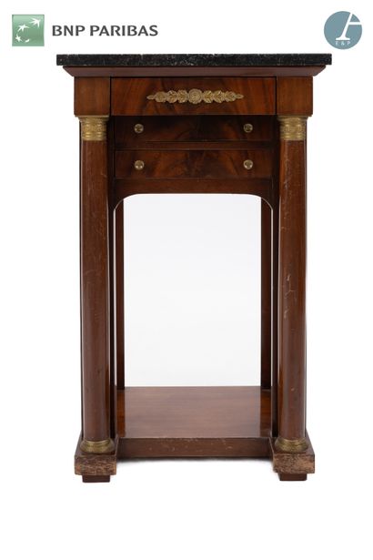 Table de chevet en placage d'acajou, ouvrant...
