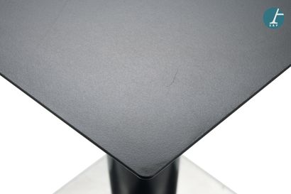 Lot de trois tables en métal laqué noir,...