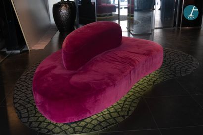Grande banquette de réception en velours...