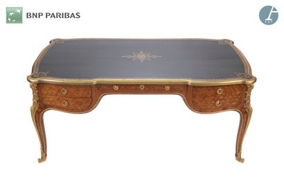 Bureau plat en marqueterie de cubes et bronze...