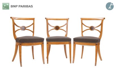 Lot de trois chaises, en bois clair, dossier...