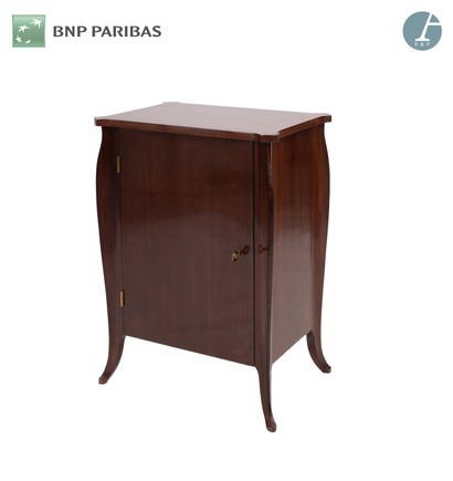 Petite commode en placage d'acajou, bâti...