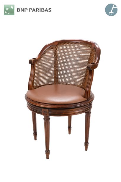 Fauteuil de bureau. Galette de cuir fauve....